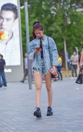 玩手机的超薄肉丝热裤美眉