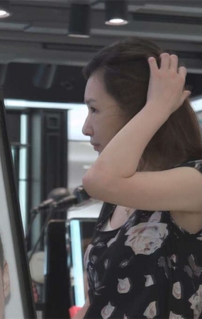 化妆品店里的裸足凉鞋美女