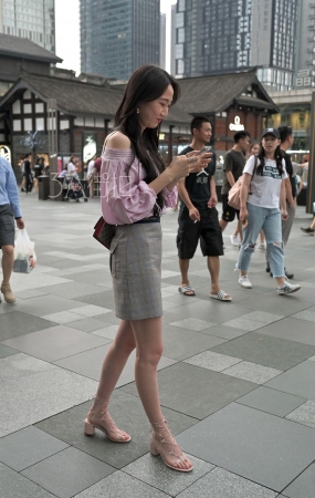 摄霸美女的高跟凉鞋好特别哎-10P