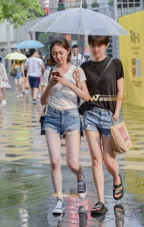 雨后热裤长腿美女