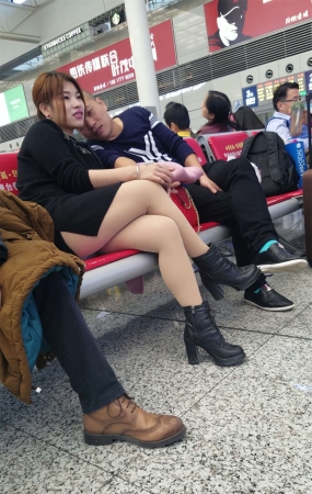 肉色丝袜高跟皮鞋少妇高铁站等车