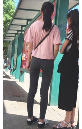 等公交的小妹