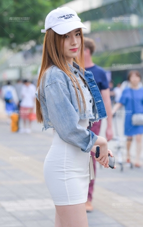 白色包臀裙美女