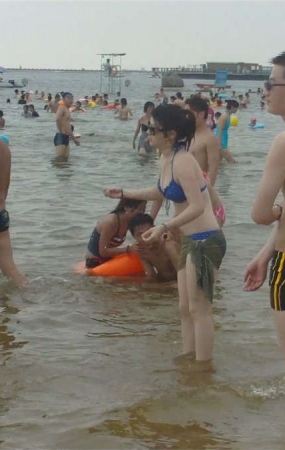 海边皮肤白 身材丰满的漂亮少妇