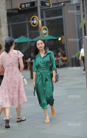 小姐姐看起来大气优雅