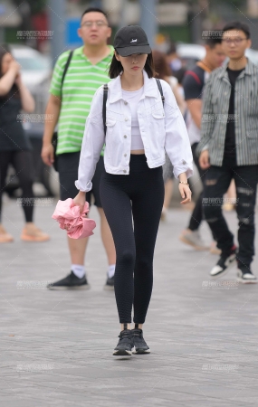 黑色紧身裤美女