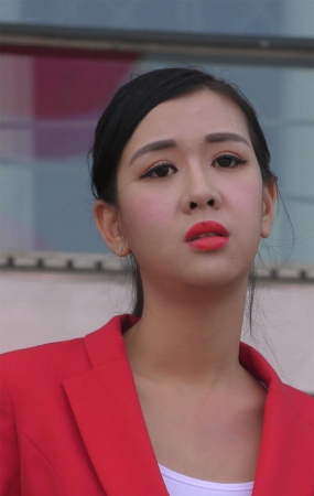 宽松牛仔裤条纹背心清纯美女