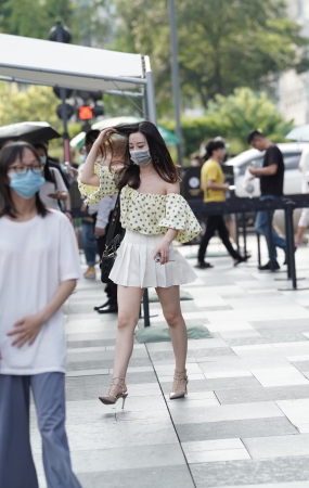 百褶裙美女