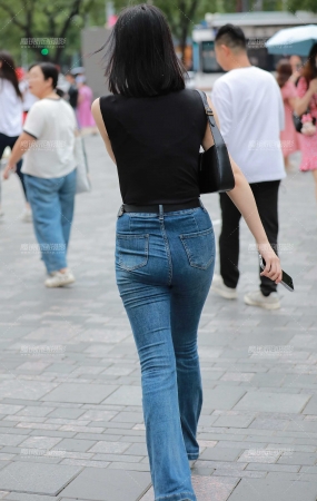 搭讪牛仔裤美女