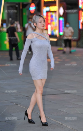 灰色包臀裙高跟美女