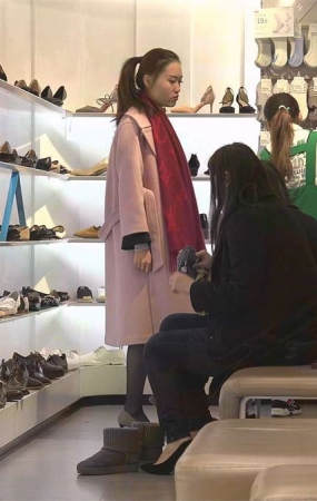 美女黑丝试鞋已是很久未见，竟在热风鞋店活捉一个
