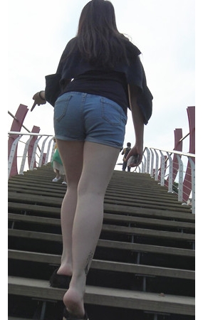 牛仔短裤小妹