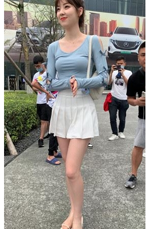 白色百褶裙美女