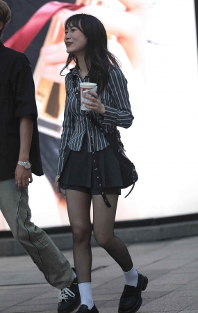 街拍黑丝妹子