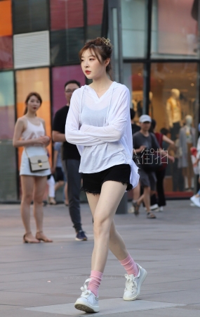 白色T恤的白皙美腿姑娘-13P