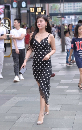 性感吊带裙的女人