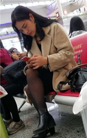 4k超清，高铁站候车室内的黑丝性感美腿气质少妇