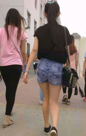 黑色T恤牛仔热裤马尾辫小姐姐