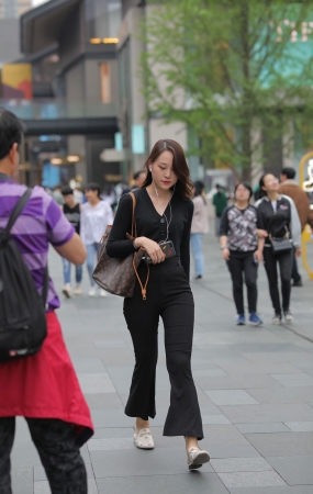 大美妞 这腰臀比堪称完美