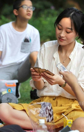 白皙脚丫小美眉