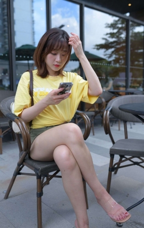 734绿色短裙女孩