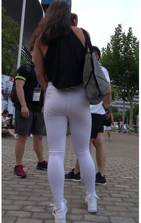 白色紧身裤美女