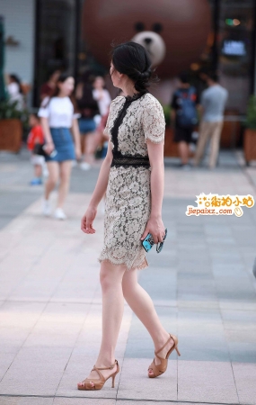 打扮精致时尚的气质美女