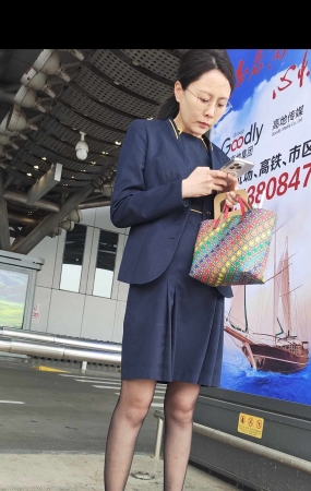 4k视频机场偶遇OL黑si细高跟制服韵味不错
