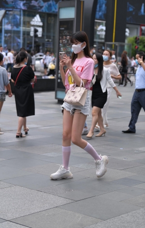 粉衣青涩的小姐姐