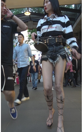 漂亮的长腿黑色热裤美女