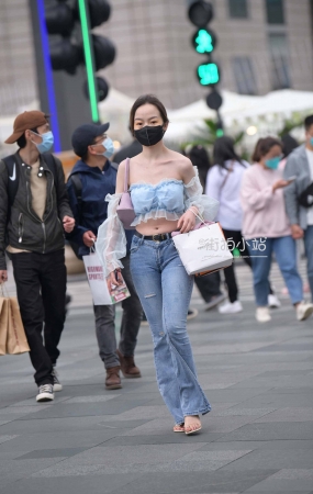 街拍牛仔裤长腿小姐姐~