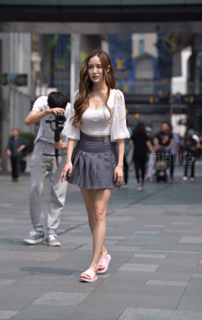 街拍百褶短裙气质小姐姐