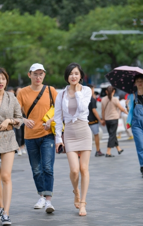 包臀裙短发小姐姐