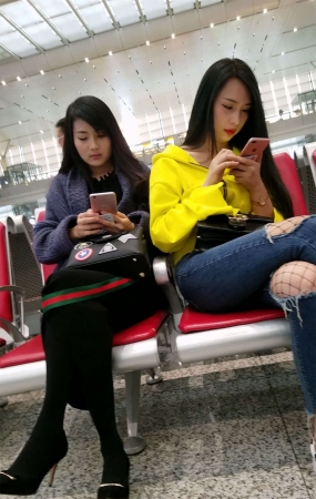 高铁站拍摄蓝色紧身牛仔裤长发漂亮美女