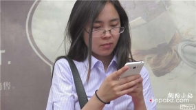 4k-等公交的高颜值制服OL美足女神