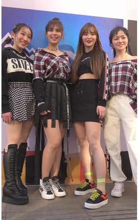 摆拍的几个漂亮美女