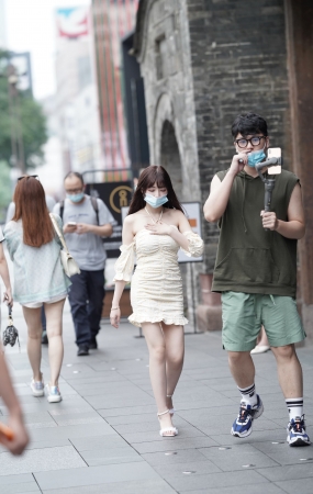 白白净净 漂亮美腿