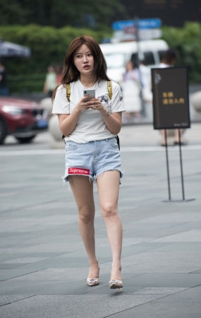 热裤美女
