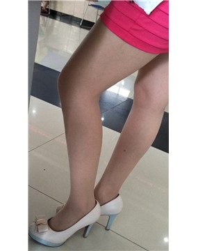 街拍美腿高跟鞋包臀裙性感美女。
