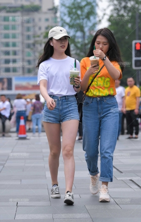 阳光热裤大白腿女孩