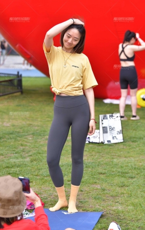 苗条瑜伽紧身裤美女