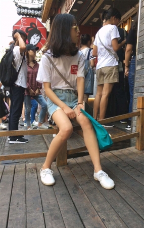 蓝色短裤小美女