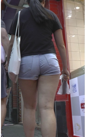 牛仔短裤妹子