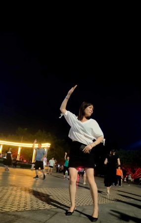 偶遇极品美美人人妻热舞，雪白大大长腿和身姿诱人