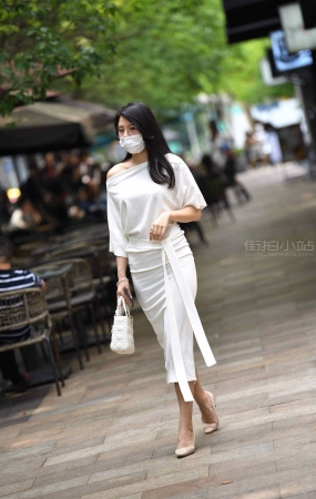 街拍时尚的燕尾裙美女