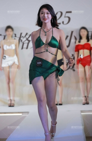 绿色泳装