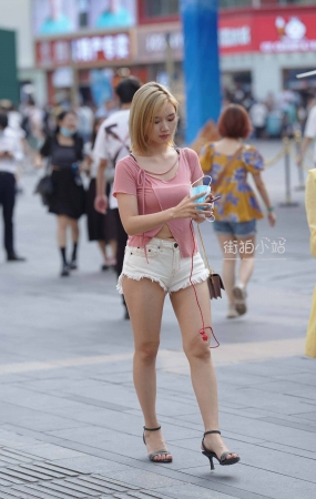 街拍漂亮的热牛美女