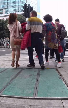 米色裙粉衣丰腴身材极品美女