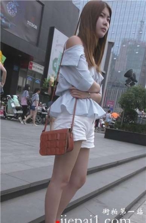 4k-广场边上超美白皙大腿人字拖玉足少女。