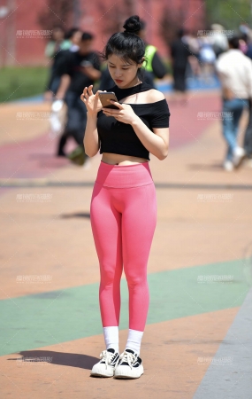 靓丽紧身裤美女